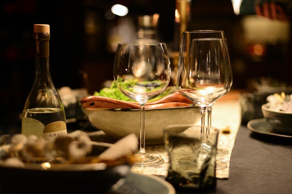 Gedeckter Tisch mit Weingläsern